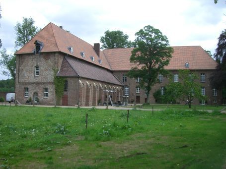 Goch-Asperden : Gut Graefenthal, links das Kapitelhaus ( Nordflügel ), rechts das Konventsgebäude ( Ostflügel )